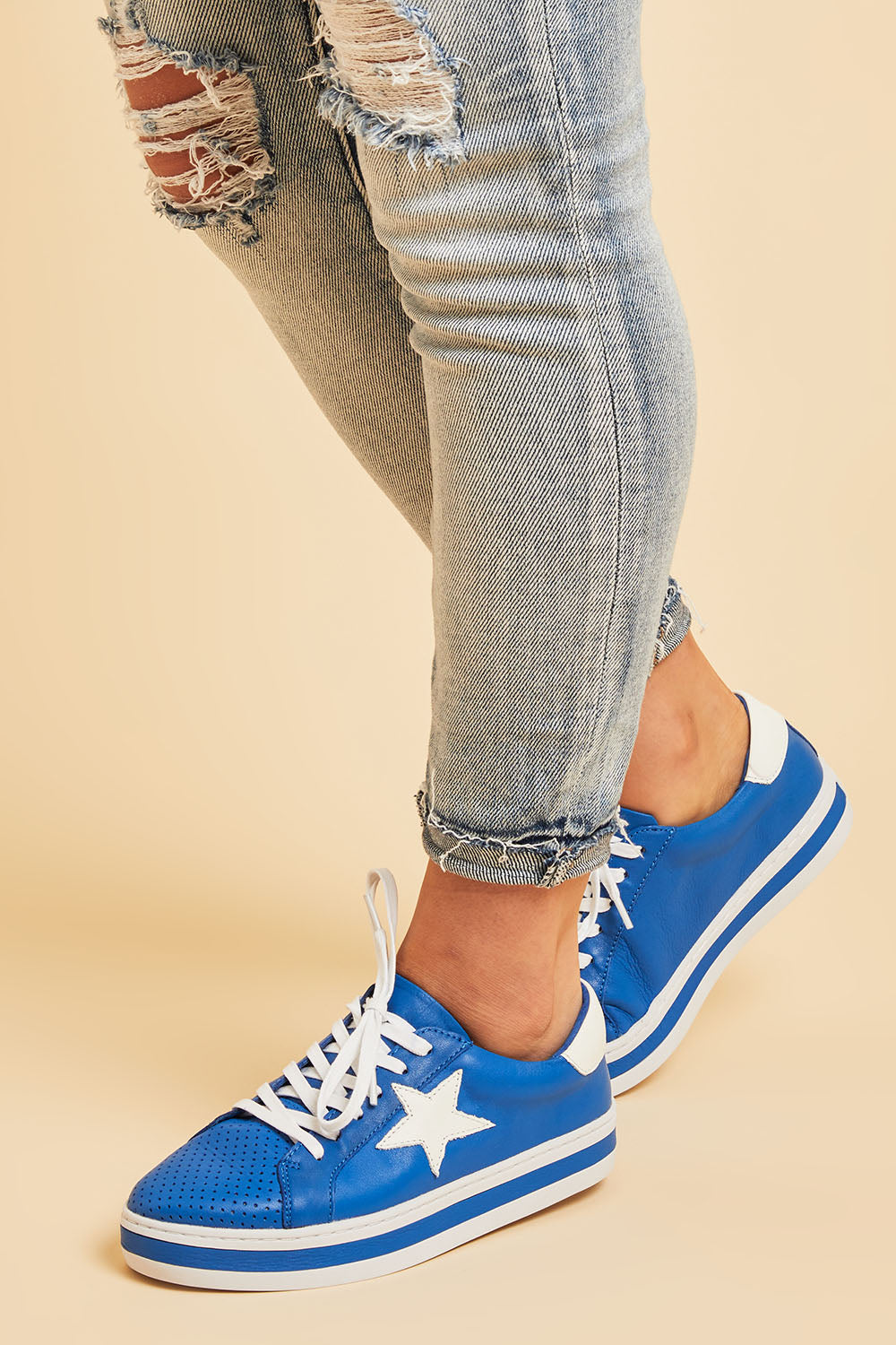 A model wearing size 38 of the Pixie Leather Sneaker in colour Cobaltwhit (Blue), from the front, cropped image