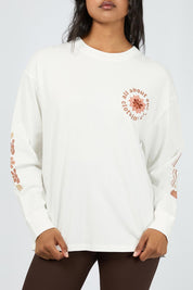 A model wearing the Flow Ls CottonTee in colour Vwhite (White), from the front, cropped image