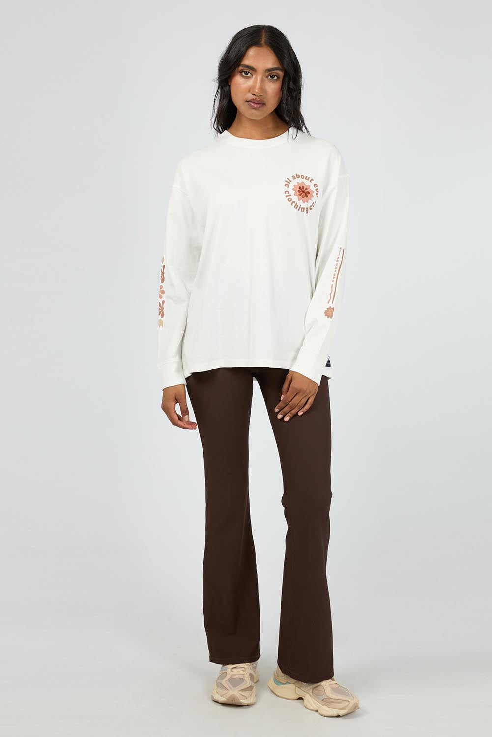 A model wearing the Flow Ls CottonTee in colour Vwhite (White), from the front, showing the whole outfit