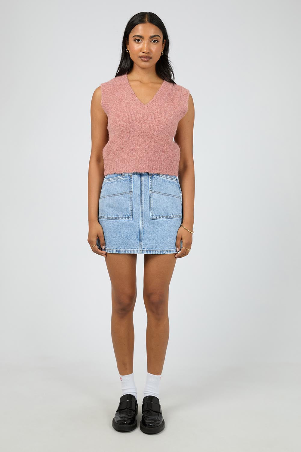 A model wearing the Leah Knit Vest in colour Quartz (Pink), from the front, showing the whole outfit