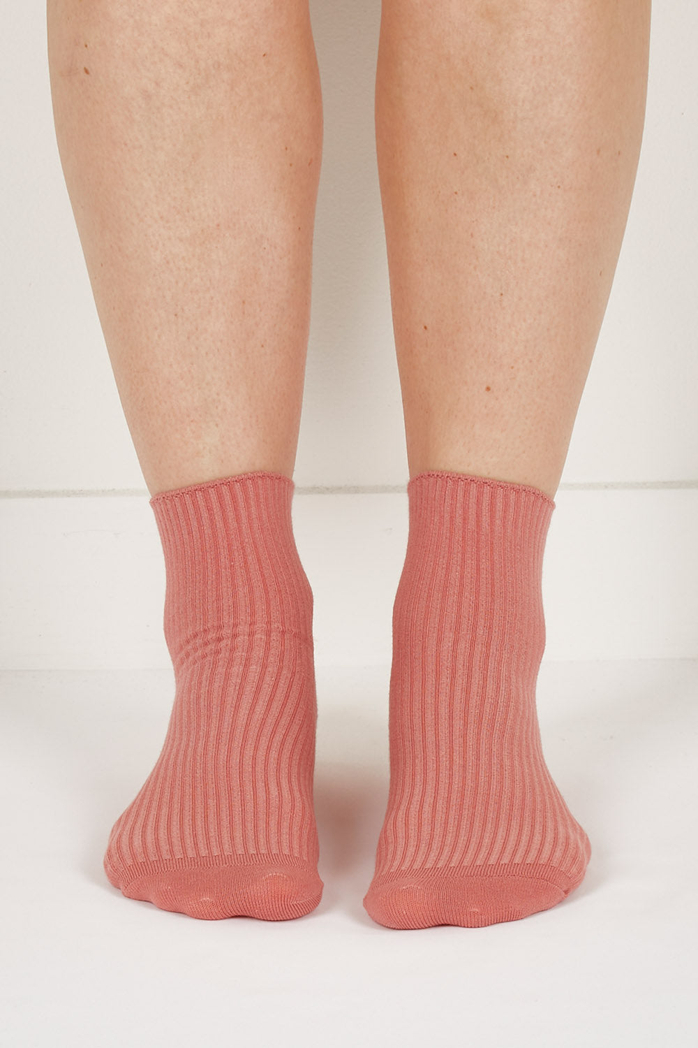 A model wearing size OneSize of the Soft Top Ankle High Sock 2Pack in colour Rosewhite (Pink), from the front, showing the whole outfit