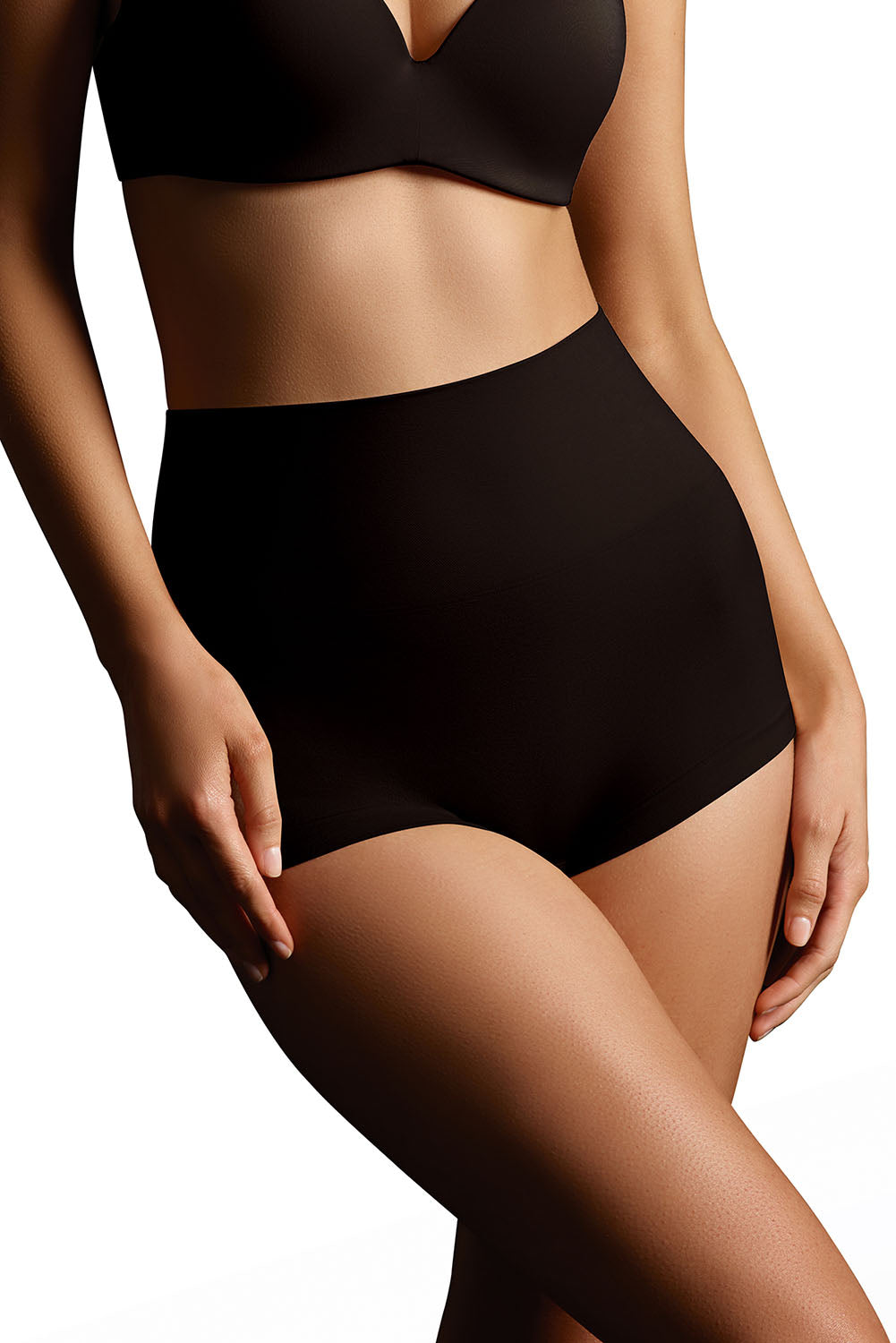 A model wearing the Seamless Smoothies Boyshort 2 Pack in colour Black (Black), from the front, cropped image