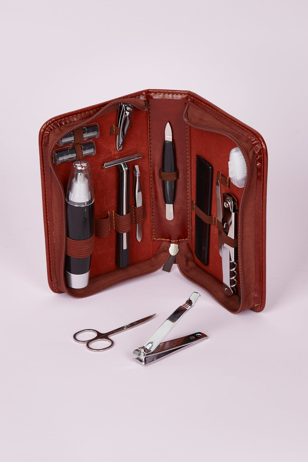 A model wearing size OneSize of the Gentleman's  Allin colourIn-One Grooming Kit - Cognac, from the front, showing the whole outfit