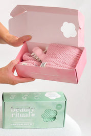 A model wearing the Waffle Hair Care Gift Box in colour Dustypink (Pink), from the front, showing the whole outfit
