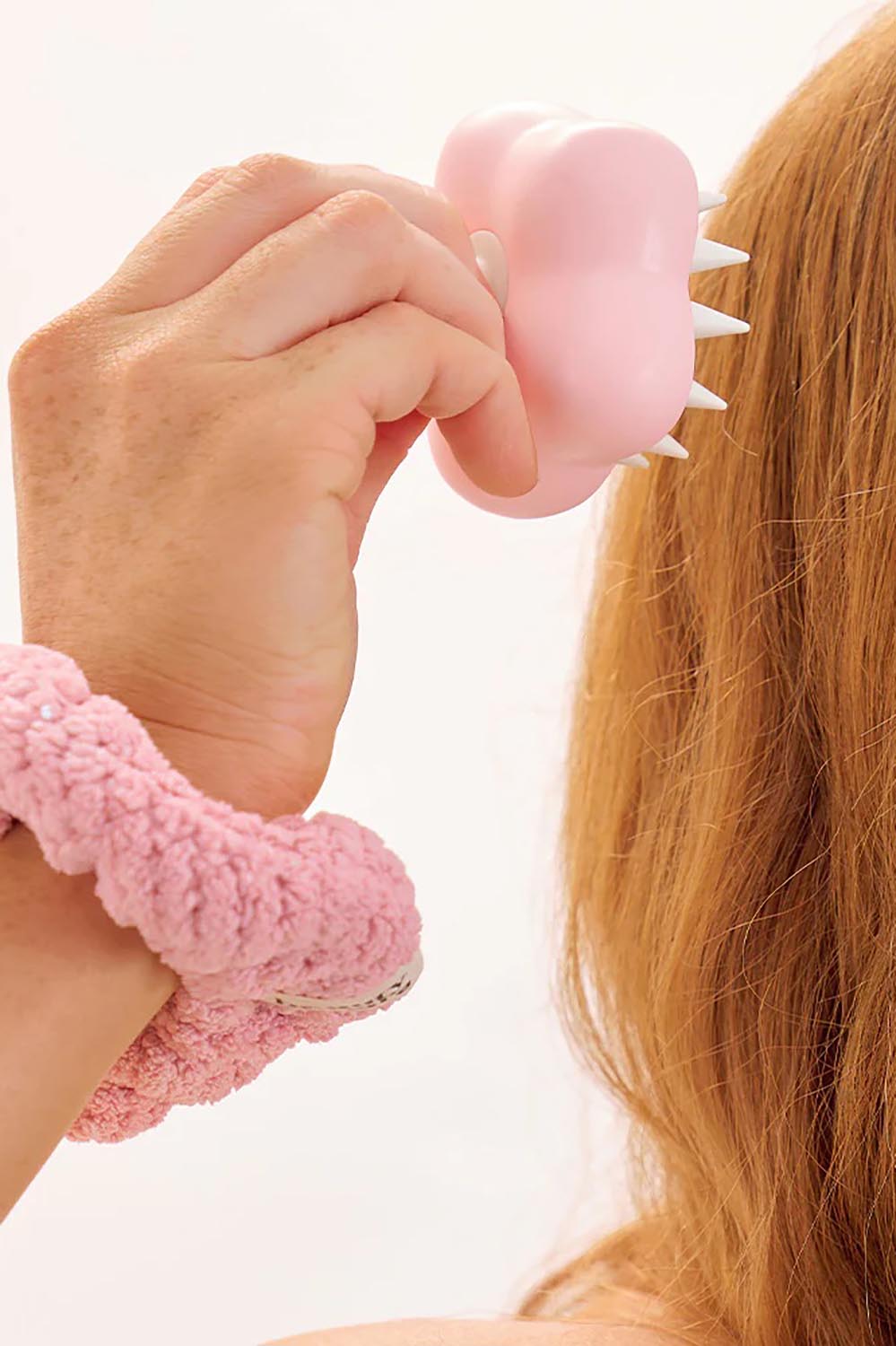 A model wearing the Waffle Hair Care Gift Box in colour Dustypink (Pink), from the front, showing the whole outfit