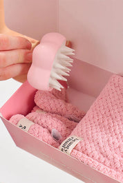 A model wearing the Waffle Hair Care Gift Box in colour Dustypink (Pink), from the front, showing the whole outfit