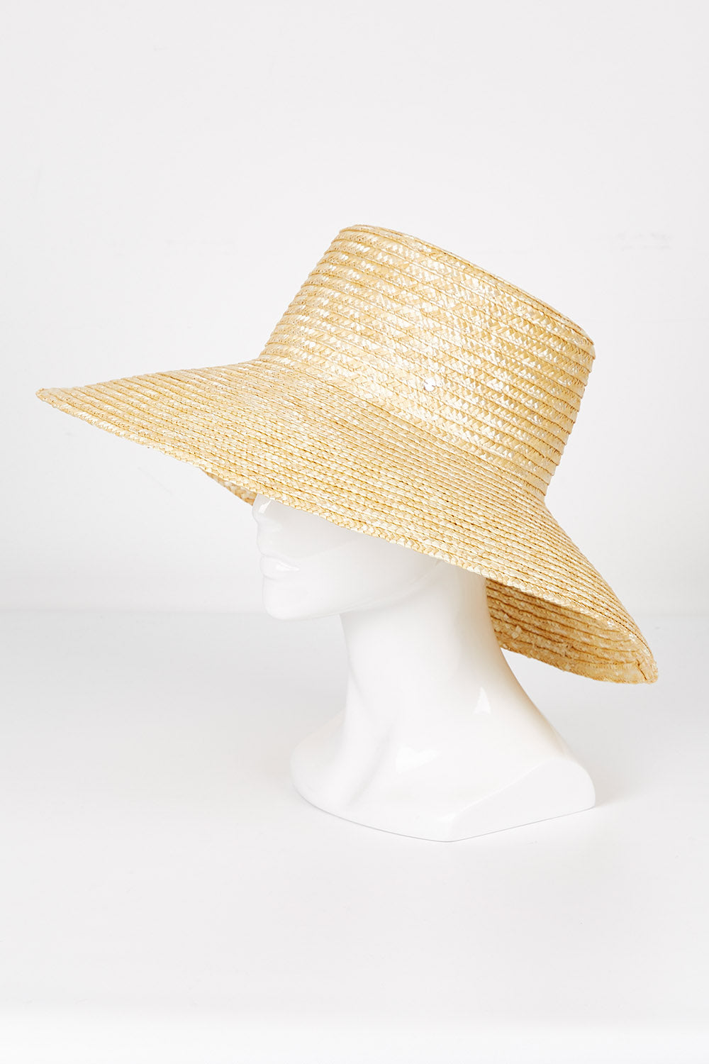 A model wearing size OneSize of the Mare Sun Hat in colour Natural, from the front, showing the whole outfit
