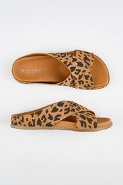 Model Genericm wearing size sample of the Mystic Leather Slide - Leopard in colour Leopard, from an angle