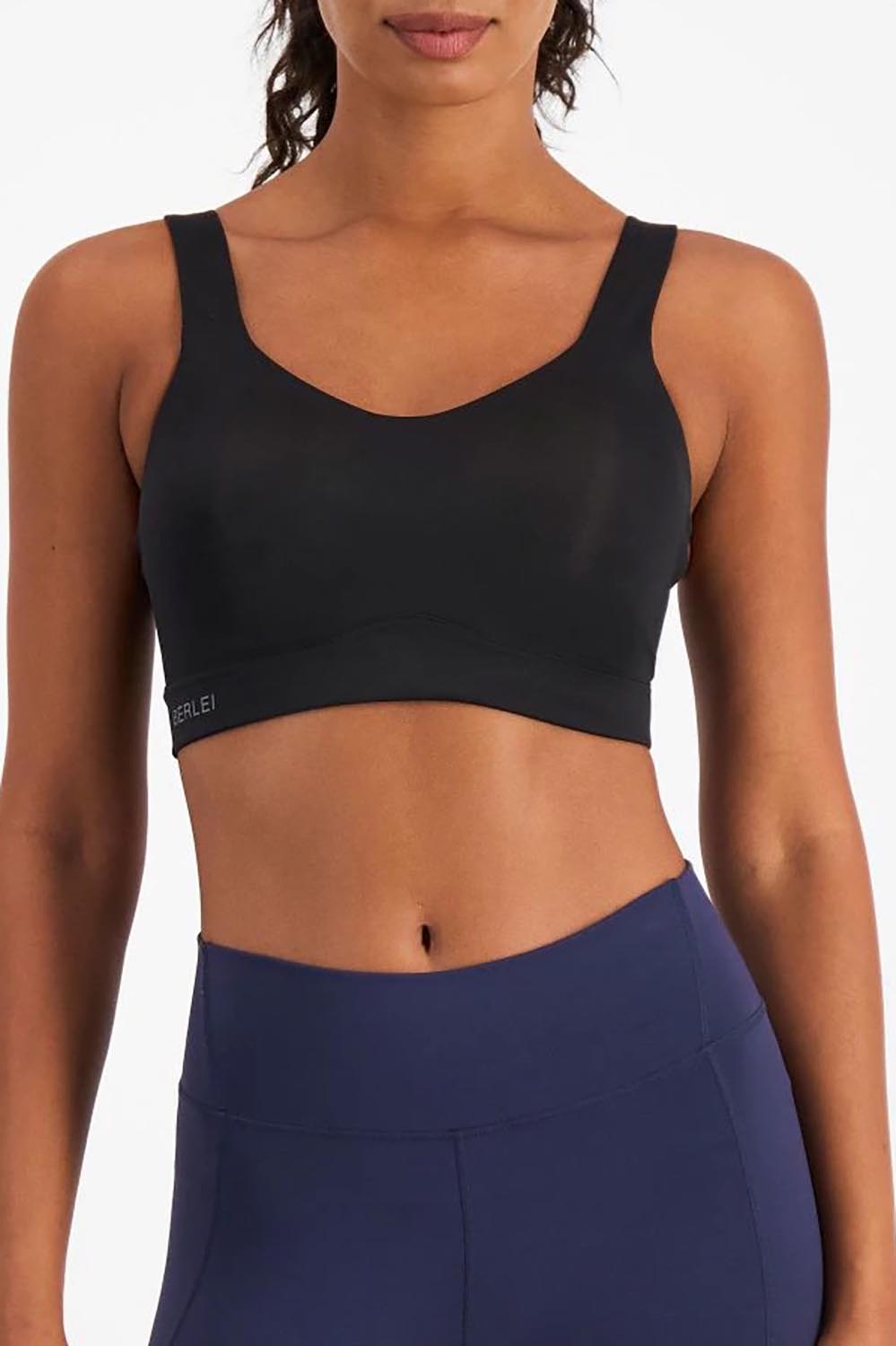 A model wearing the Smooth Power Wirefree Sports Bra in colour Black (Black), from the front, cropped image