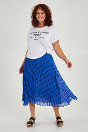 Model Maddy wearing size 16 of the Avril Print Tee in colour White (White), from the front, showing the whole outfit