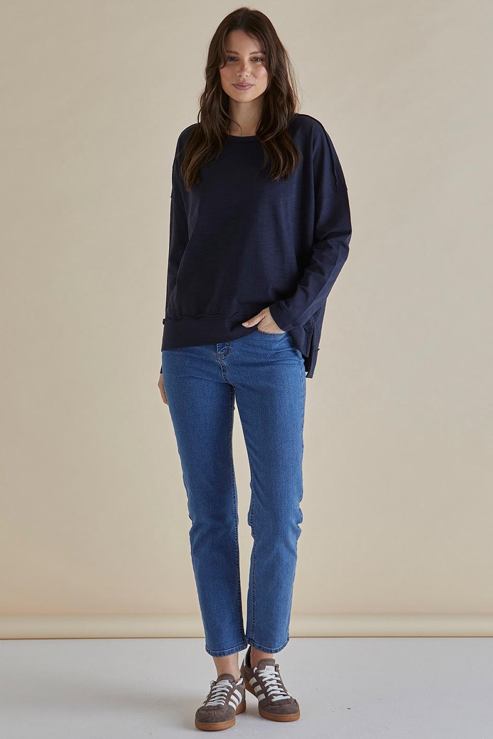 A model wearing the Roxette Cotton Tee in colour Darkblue (Blue), from the front, showing the whole outfit