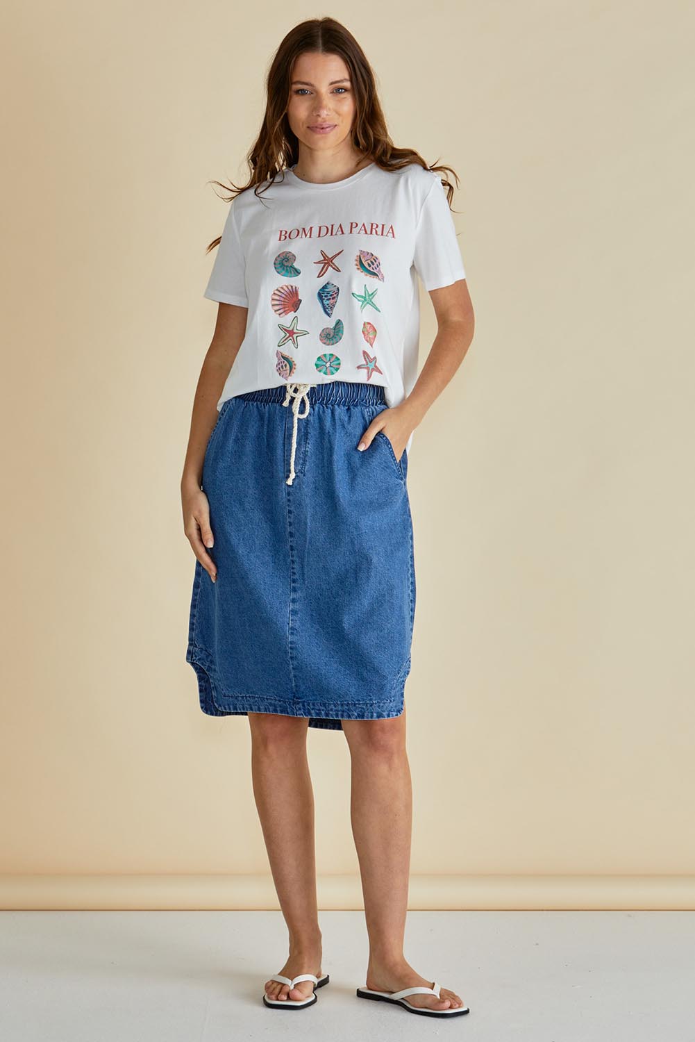 A model wearing the Ellia Cotton Crew Tee in colour Bomdia (White), from the front, showing the whole outfit