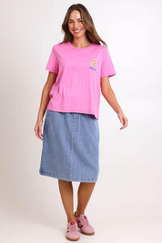 Model Madelinec wearing size 10 of the Ellia Print Tee – Italian in colour Italian, from the front