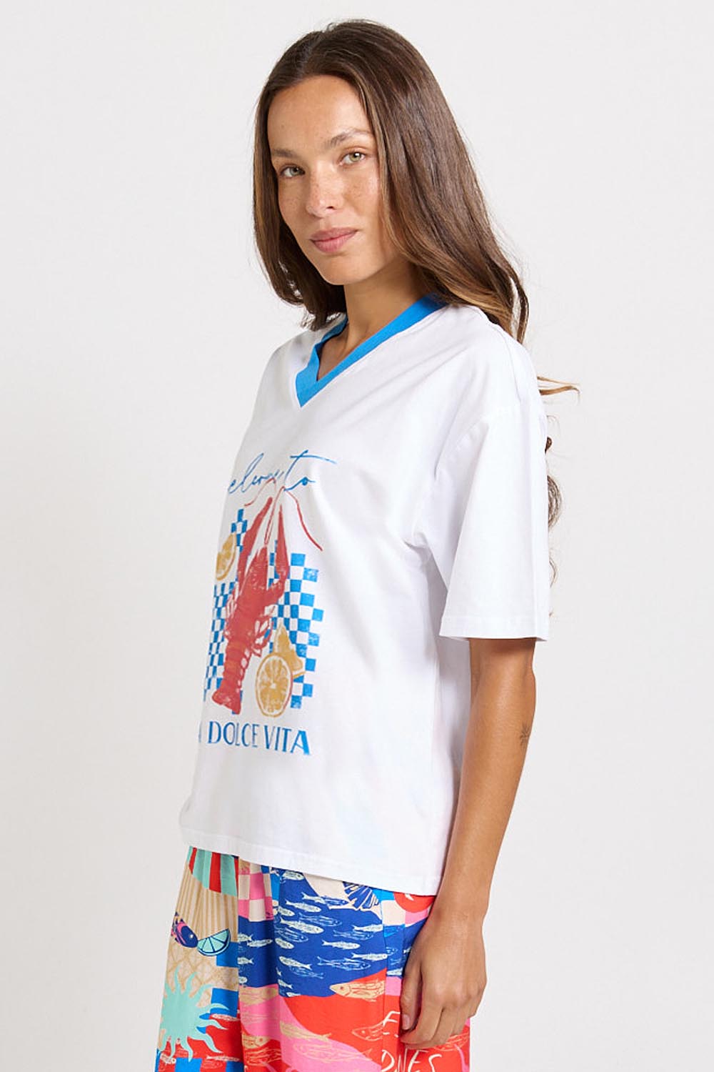 Model Genericm wearing size sample of the V-Neck Boxy Tee – Paradise in colour Paradise, from an angle