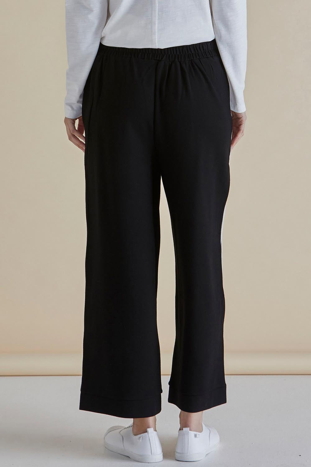 A model wearing the Tre's Bien Ponte Jogger in colour Black (Black), from the back