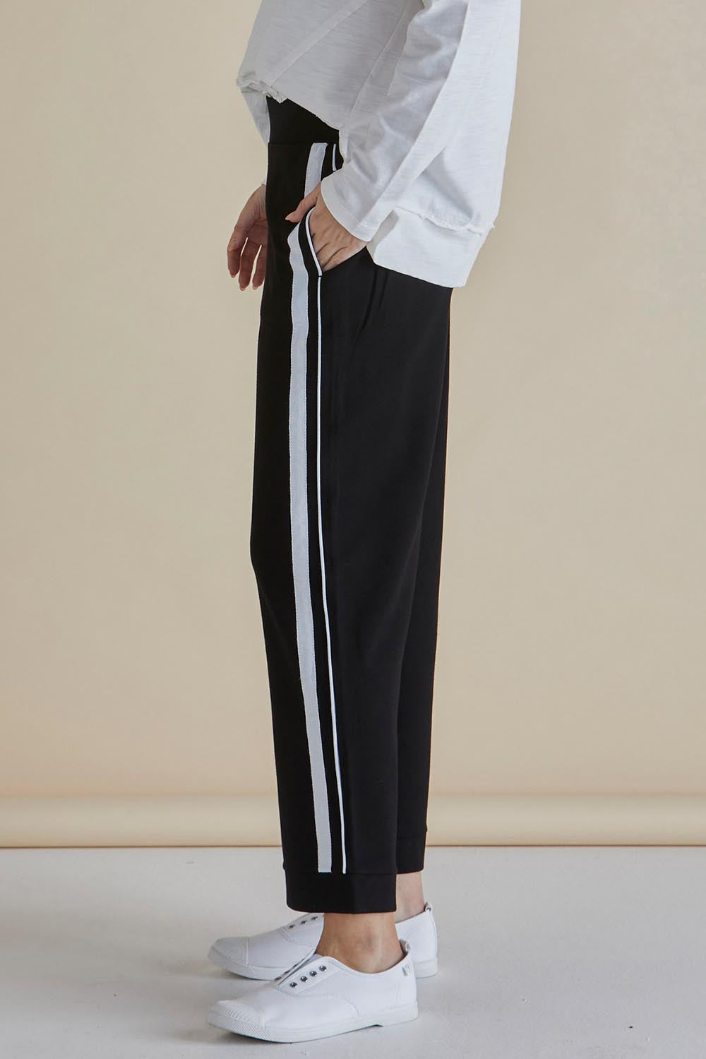 A model wearing the Tre's Bien Ponte Jogger in colour Black (Black), from the front, cropped image