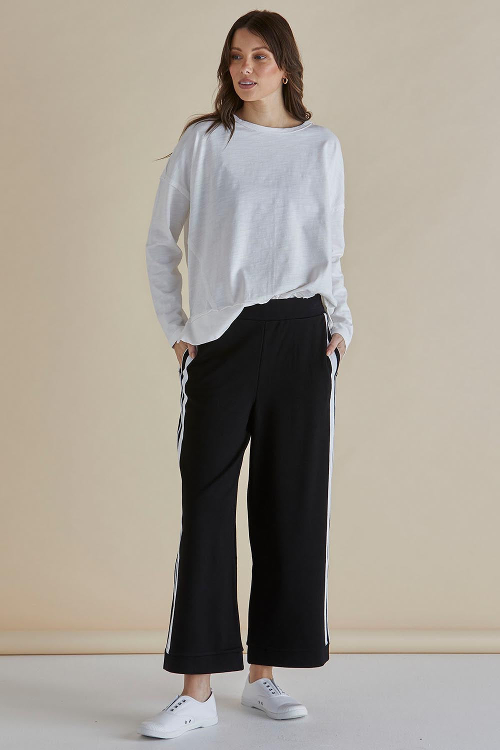 A model wearing the Tre's Bien Ponte Jogger in colour Black (Black), from the front, showing the whole outfit