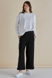A model wearing the Tre's Bien Ponte Jogger in colour Black (Black), from the front, showing the whole outfit