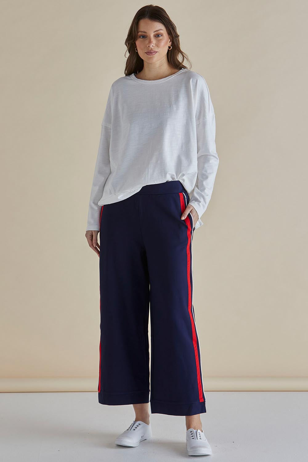 A model wearing the Tre's Bien Ponte Jogger in colour Navy (Blue), from the front, showing the whole outfit