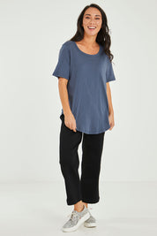 Model Katie wearing size 10 of the Ariana Tee in colour Indiblue (Blue), from the front, showing the whole outfit