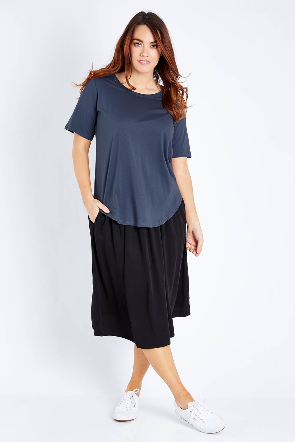 Model Laura wearing size 12 of the Ariana Tee in colour Indiblue (Blue), from the front, showing the whole outfit
