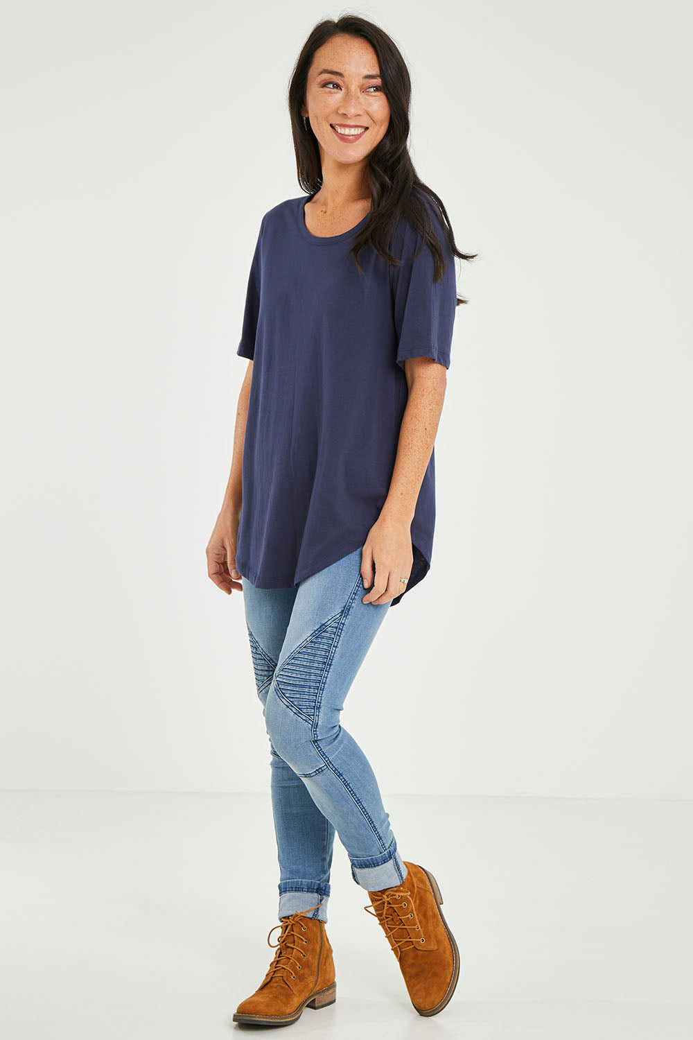 Model Katie wearing size 10 of the Ariana Tee in colour Newnavy (Blue), from the front, showing the whole outfit