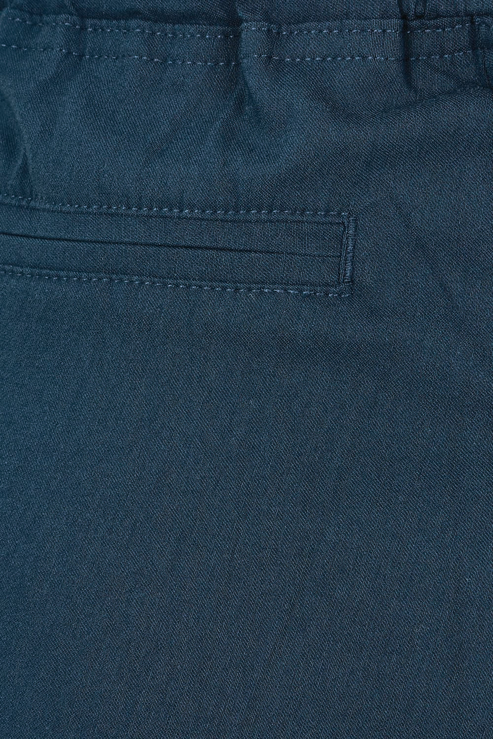 Product shot of the Crop Bengaline Pant in colour Navy (Blue), detail