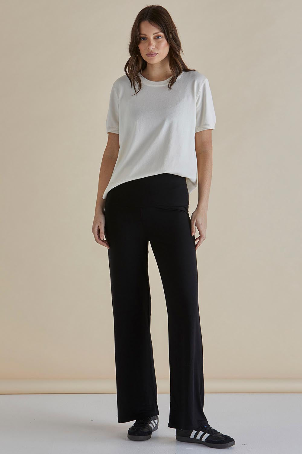 A model wearing the Houston Relaxed Pant in colour Black (Black), from the front, showing the whole outfit