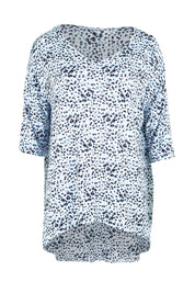 Product shot of the Brielle Bamboo Vin colourNeck Tee - Snowleop (White), from the front