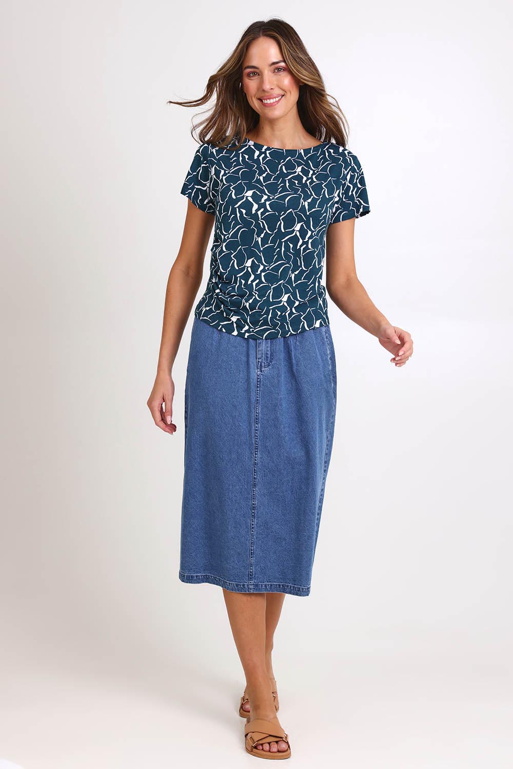 Model Madelinec wearing size 10 of the Victoria Viscose Tee – Teal in colour Teal, from the front