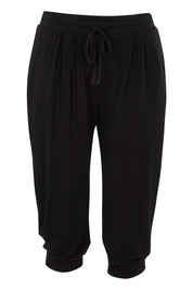 Product shot of the Tokyo Stretch 3/4 Pant in colour Black (Black), from the front