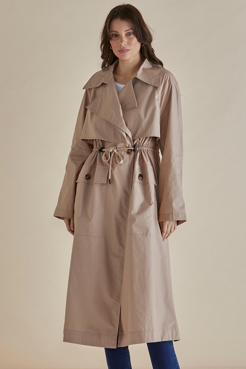 A model wearing the Parker Coat in colour Pebble, from the front, cropped image