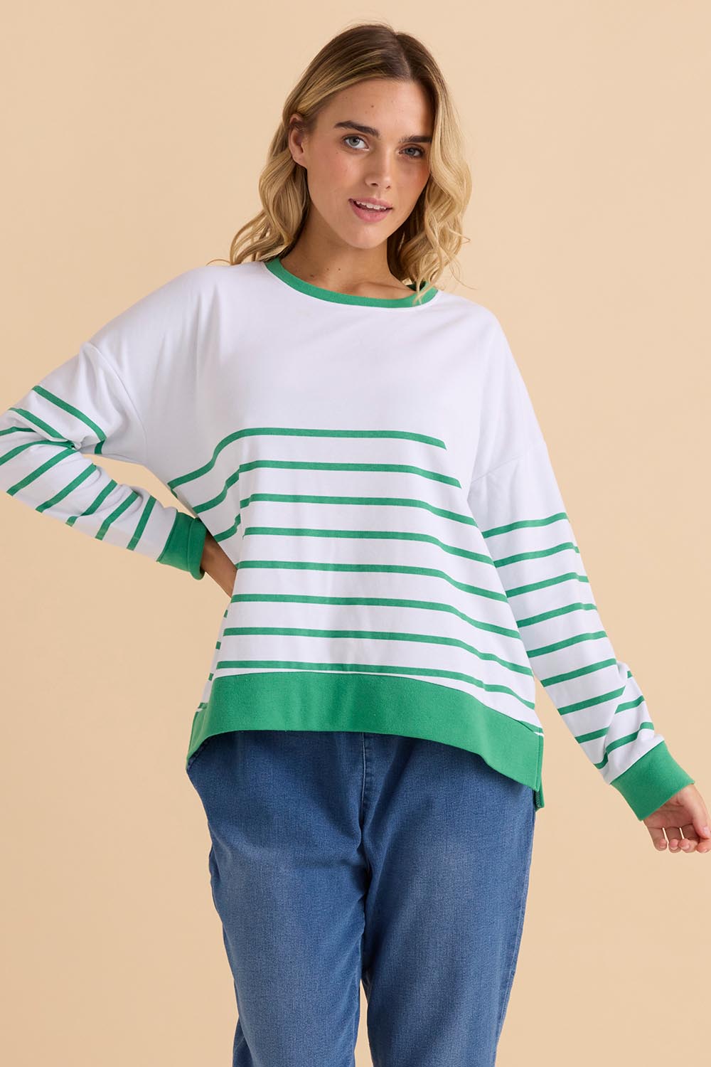 A model wearing the Palma Sweat in colour Green (Green), from the front, cropped image