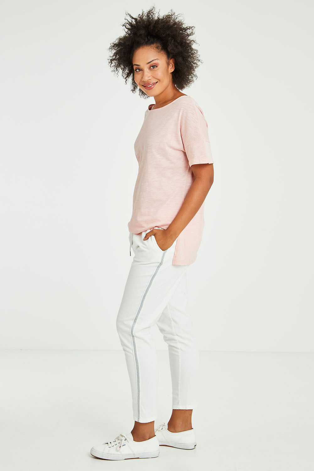 Model Olivia wearing size 10 of the Brooks Jean in colour White (White), from the front, showing the whole outfit