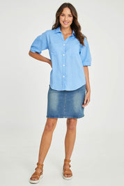 Model Madeline wearing size 10 of the Catania Linen Shirt in colour Cornflower (Blue), from the front, showing the whole outfit
