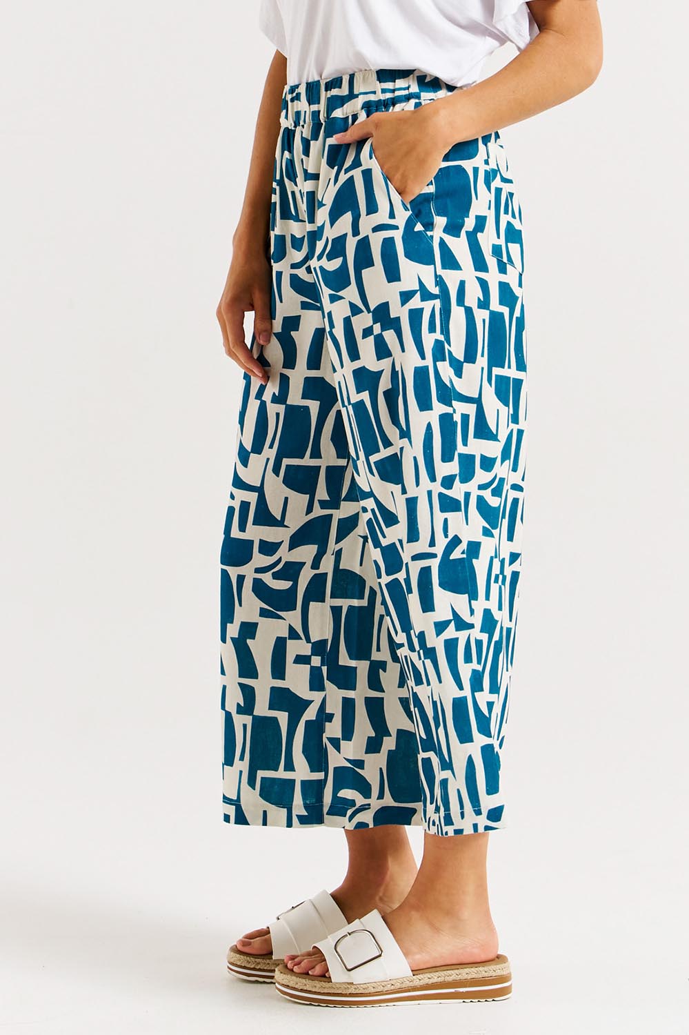 A model wearing the Senorita Linen Blend Pant in colour Geoprint (Blue), from the front, cropped image