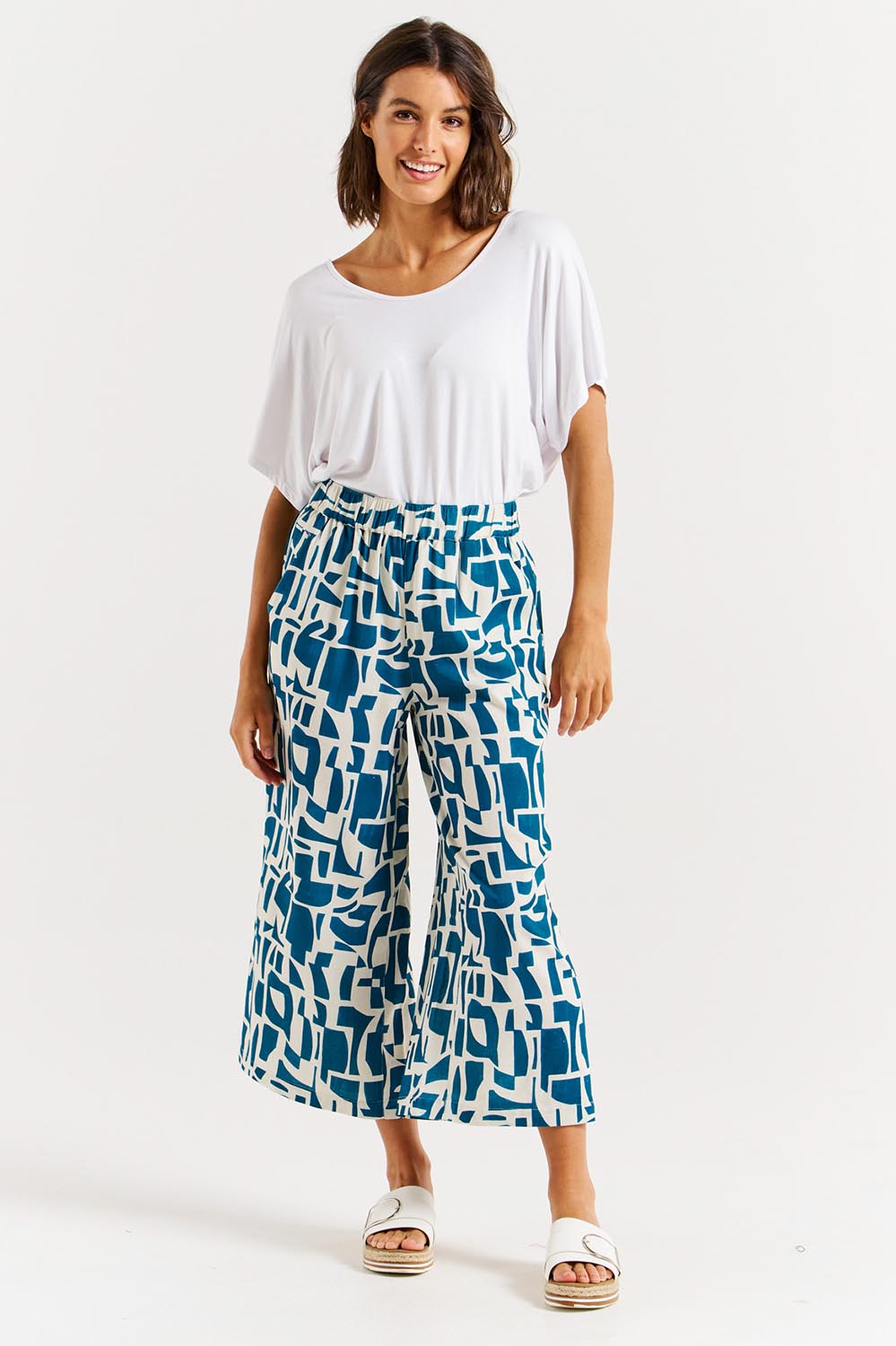 A model wearing the Senorita Linen Blend Pant in colour Geoprint (Blue), from the front, showing the whole outfit