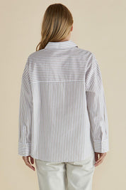 A model wearing the Artemis Cotton Shirt in colour Beigelurex, from the back