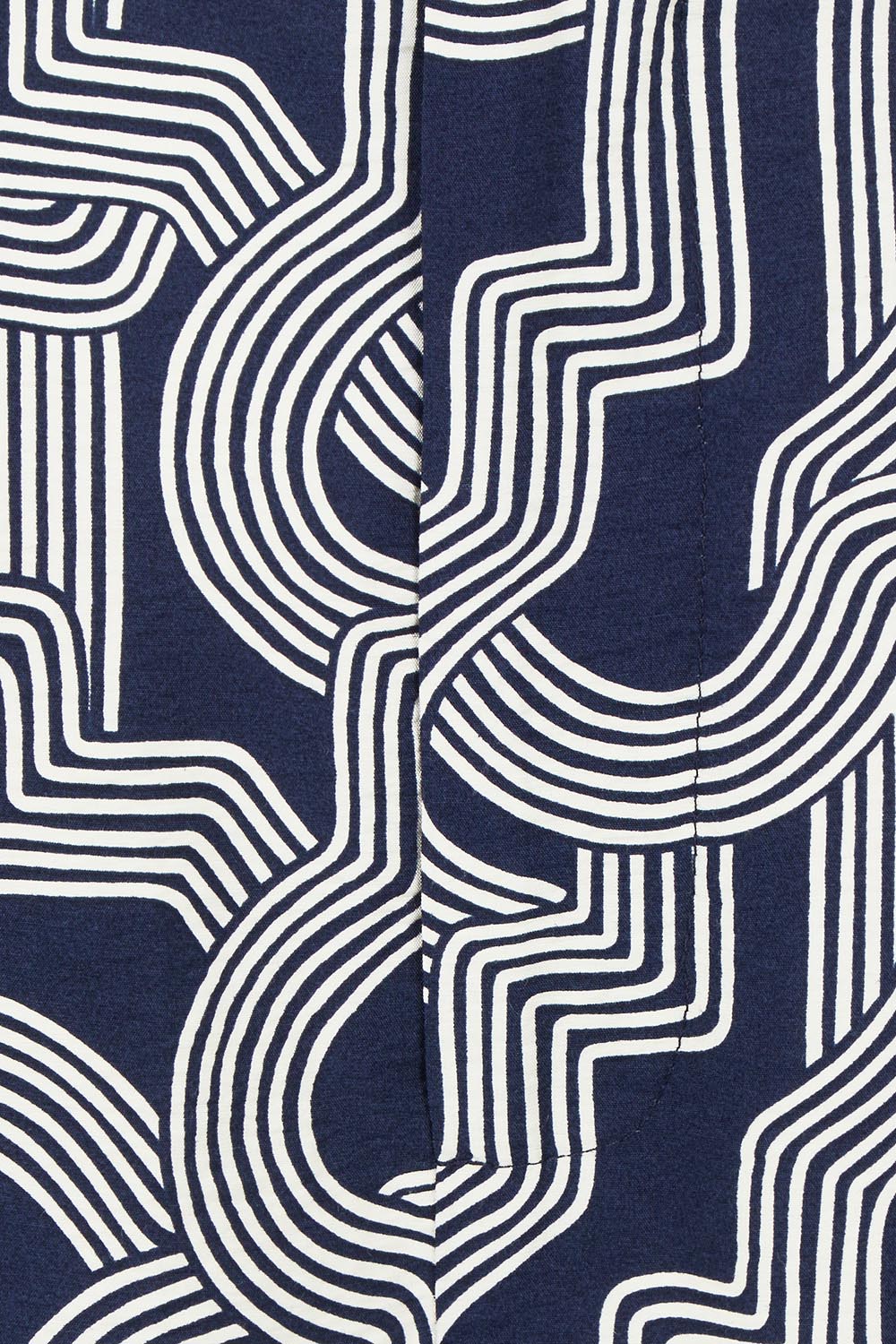Product shot of the Zander Pant in colour Navygeo (Blue), detail