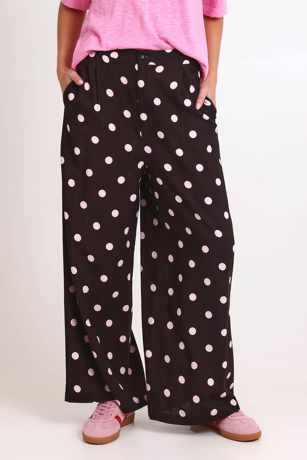 Model Madelinec wearing size 10 of the Zander Pant – Pinkchoc in colour Pinkchoc, in a cropped view