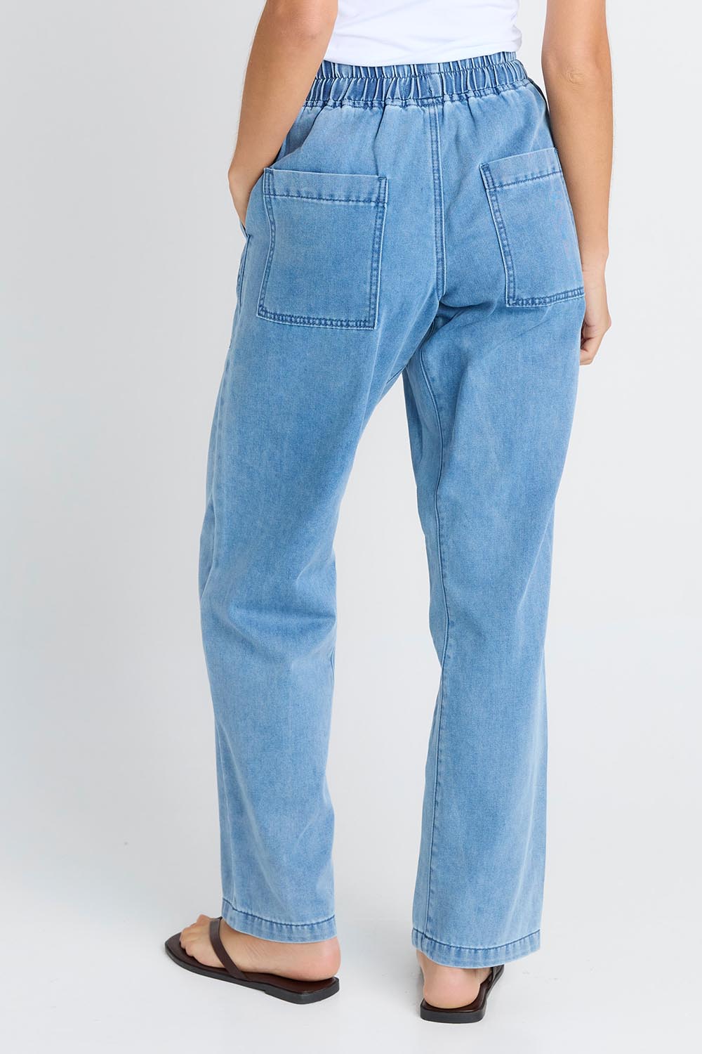 Model Genericm wearing size sample of the Quinn Cotton Jogger – Bluemed in colour Bluemed, from the front