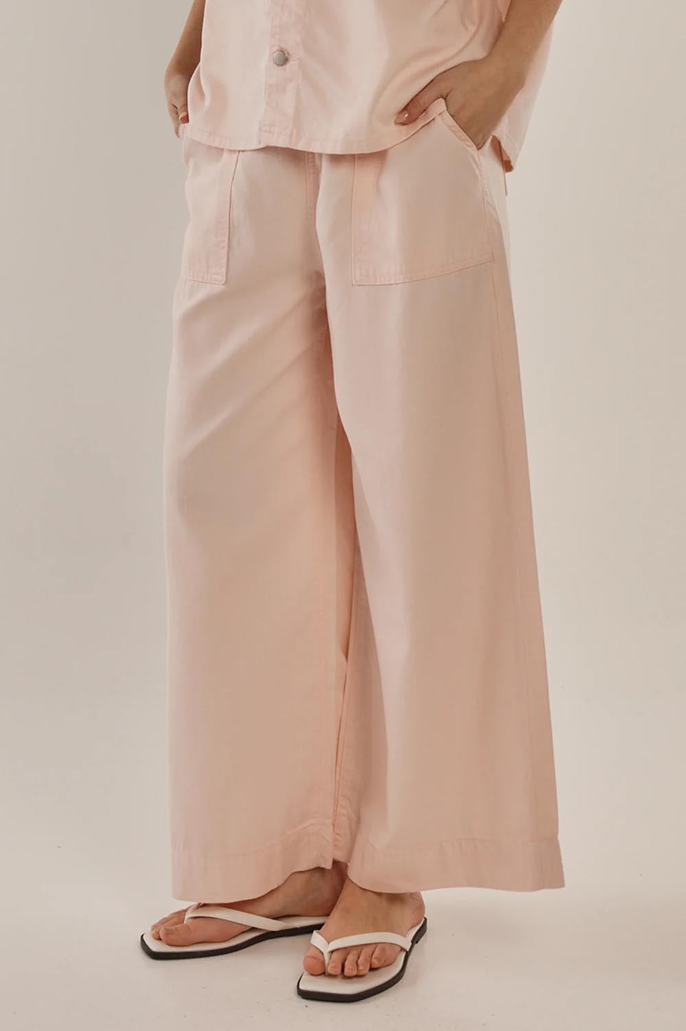 A model wearing the Saffra Relax Leg Jean in colour Pink (Pink), from the front, cropped image