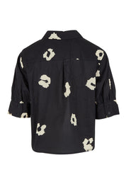 Product shot of the Reagan Cotton Poplin Shirt in colour Leopard (Black), from the back