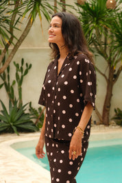 Model Genericm wearing size sample of the Sable Shirt – Pinkchoc in colour Pinkchoc, from an angle