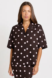 Model Genericm wearing size sample of the Sable Shirt – Pinkchoc in colour Pinkchoc, in a cropped view