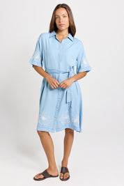Model Genericm wearing size sample of the Emmy Shirt Dress – Midwash in colour Midwash, from the front