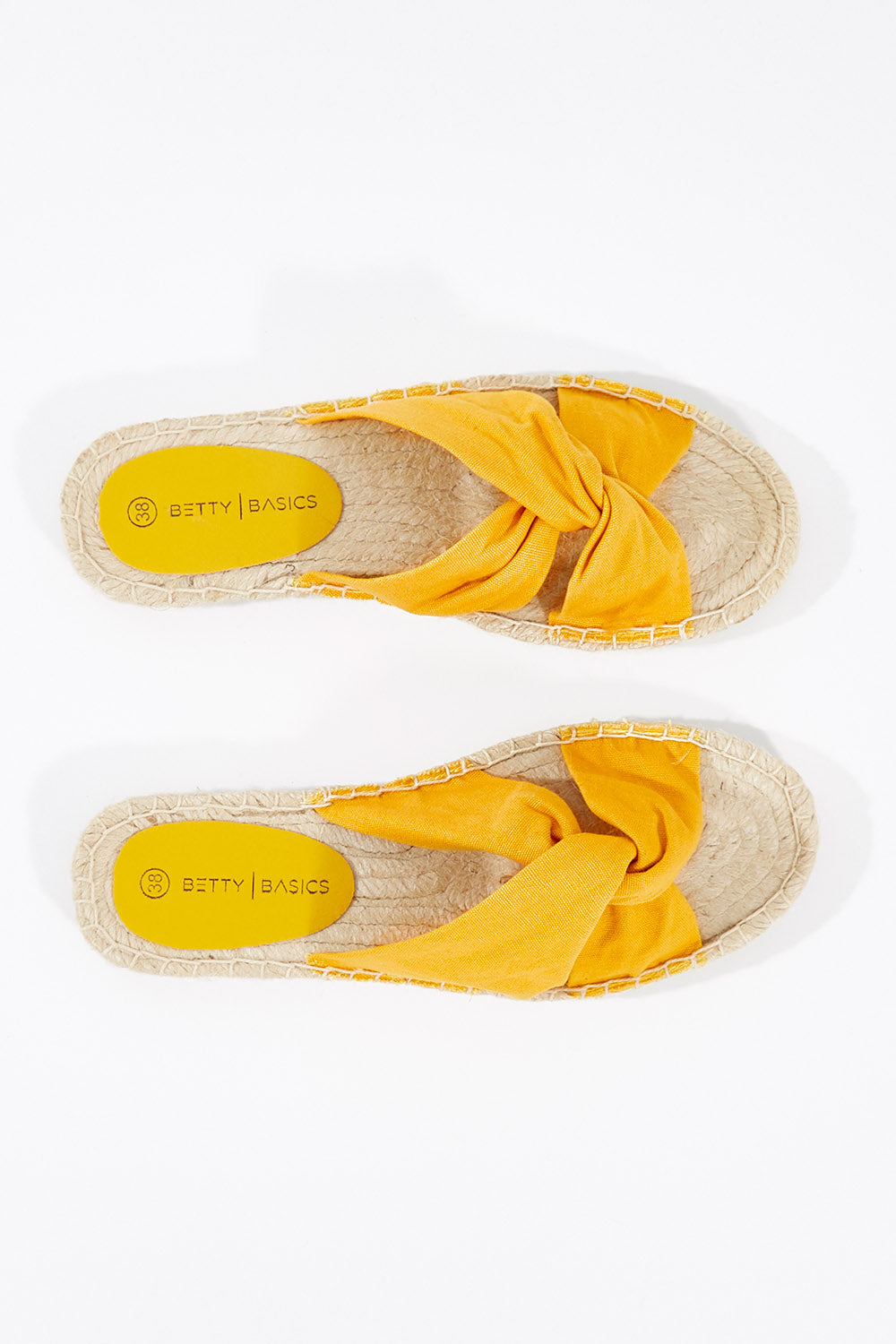 A model wearing size 38 of the Coastal Espadrille Slide in colour Mango, from the front, showing the whole outfit