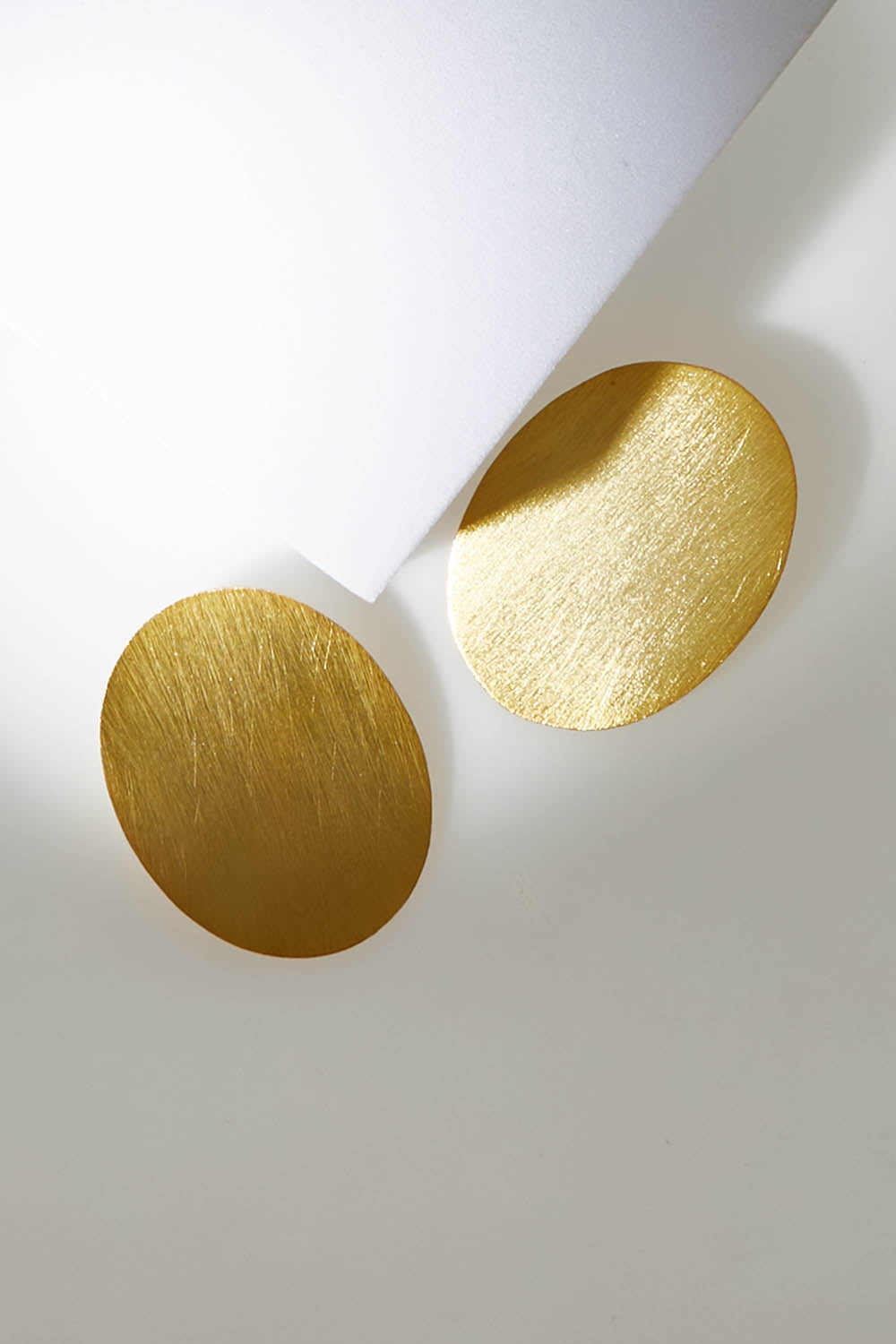 A model wearing size OneSize of the Brass Flat Oval Earrings in colour Goldbrass (Metallics), from the front, showing the whole outfit