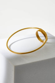 A model wearing size OneSize of the Brass Oversize Circle Ring in colour Goldbrass (Metallics), from the front, showing the whole outfit
