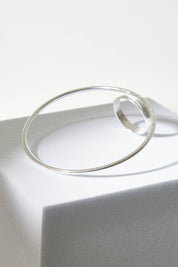 A model wearing size OneSize of the Brass Oversize Circle Ring in colour Silvbrass (Metallics), from the front, showing the whole outfit